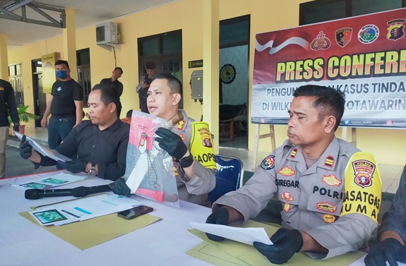 RILIS: Kapolres Kobar menunjukan barang bukti berupa parang yang digunakan pelaku Sipriano Mario Docarmo membacok penumpang di kapal belum lama ini. (SULISTYO/RADAR SAMPIT)