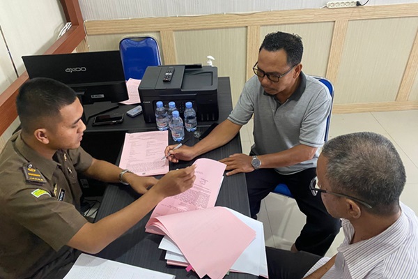 KORUPSI: Mantan Kades Sulung S, saat pelimpahan perkara di Kejaksaan Negeri Kotawaringin Barat. (Istimewa)