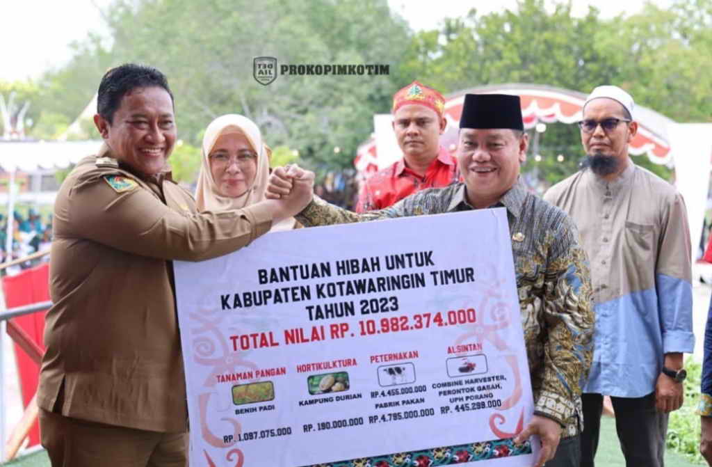 BANTUAN HIBAH: Wakil Gubernur Kalteng Edy Pratowo menyerahkan secara simbolis bantuan hibah bidang pertanian kepada Bupati Kotim Halikinnor, baru-baru ini.