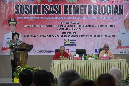 TIMBANGAN: Pemerintah Kabupaten Lamandau menggelar sosialisasi metrologi legal kepada pelaku usaha dan masyarakat di Nanga Bulik kemarin.