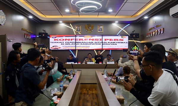 PENJELASAN: Polda Kalteng menggelar jumpa pres terkait bentrok berdarah di Desa Bangkal yang menewaskan warga setempat, (24/11). (Istimewa/Radar Sampit)