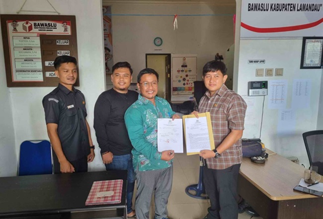 MELAPOR: Kuasa Hukum DPD Partai Golkar Kabupaten Lamandau Fajrul Islami Akbar menyerahkan laporan kepada Bawaslu Lamandau. (ISTIMEWA/RADAR SAMPIT)