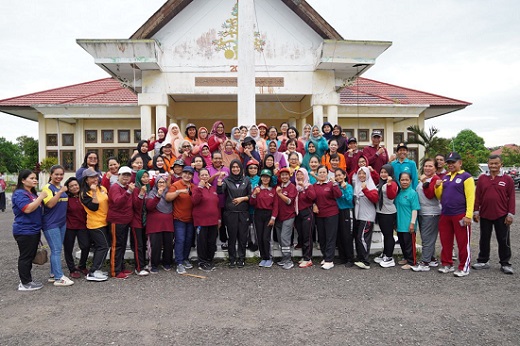 CERIA : Para peserta senam bersama lansia, yang juga dihadiri pengurus DWP Lamandau dan TP PKK dan GOW Lamandau, dalam rangka HUT ke 24 DWP dan peringatan Hari Ibu ke 95, kemarin.