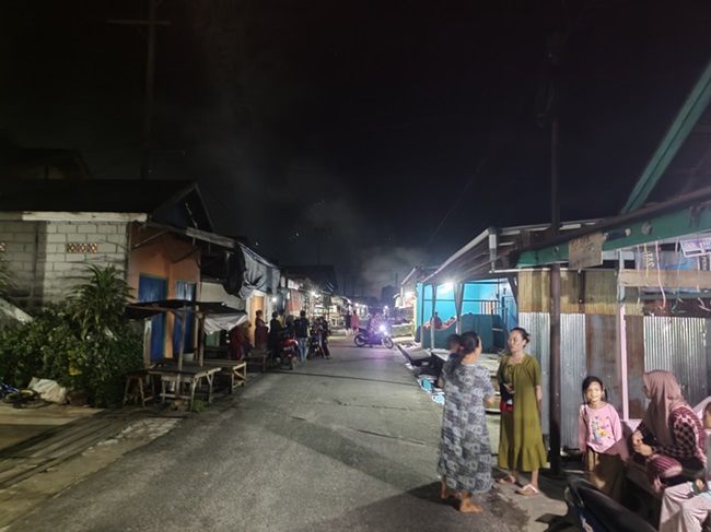 KENA PRANK : Warga berkumpul saat mendengar sirine pemadam kebakaran di Jalan Baamang Hulu I, Kecamatan Baamang, Sampit, Kamis (30/11/2023) malam. (FAHRY/RADAR SAMPIT)