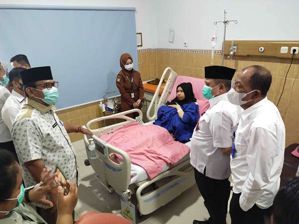 Plh Sekda Juni Gultom saat meninjau pelayanan RSUD Sultan Imanuddin belum lama ini.