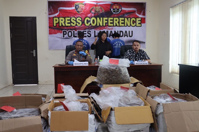 Polres Lamandau menggagalkan penyelundupan sisik tenggiling sebanyak 233 kilogram. Penangkapan terjadi saat anggota menggelar razia narkotika di Jalan Trans Kalimantan, Desa Penopa, Kecamatan Lamandau, Minggu (10/12/2023)