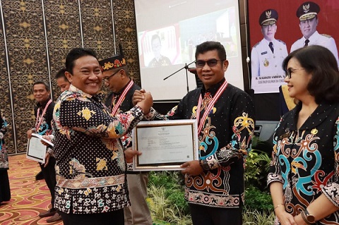 APRESIASI: Wakil Gubernur Kalteng Edy Pratowo saat memberi medali khusus dan penghargaan atas prestasi istimewa di PKN kepada Kepala Dinas Kominfo, Persandian dan Statistik Provinsi Kalteng, Agus Siswadi.