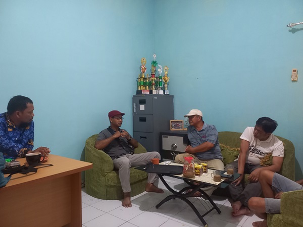 PERTANYAKAN KOMPENSASI: Warga Desa Sungai Bakau mendatangi Pj Kades setempat untuk mempertanyakan kompensasi proyek sutet yang melintasi lahan mereka. (M RIFANI/RADAR SAMPIT)