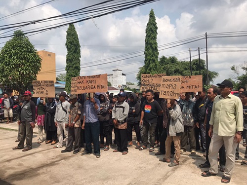 PROTES: Ratusan warga Keluarga Mitai melakukan unjuk rasa di kantor perusahaan perkebunan sawit di Jalan Pelita Barat, Sampit, Senin (18/12/2023). (FAHRY/RADAR SAMPIT)