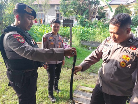 SAJAM : Personel Samapta Polresta Palangka Raya mengamankan barang bukti senjata tajam di lokasi kejadian pria pengganggu Kamtibmas, Senin (18/12/2023). (ISTIMEWA/RADAR PALANGKA)