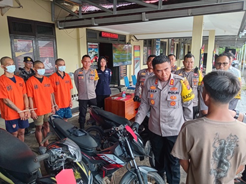 WAWANCARA : Kapolres Gumas AKBP Asep Bangbang Saputra, didampingi Wakapolres Kompol Tri Wibowo, ketika berbincang dengan para pelaku curanmor usai pres rilis, Jumat (22/12/2023). (ARHAM SAID/RADAR SAMPIT)