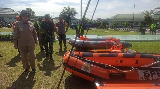 Penjabat Bupati Lamandau Lilis Suriani mengecek peralatan banjir dalam apel  gelar kesiapsiagaan penanggulangan bencana banjir  di lapangan apel Markas Komando Distrik Militer (Makodim) 1017/Lamandau.