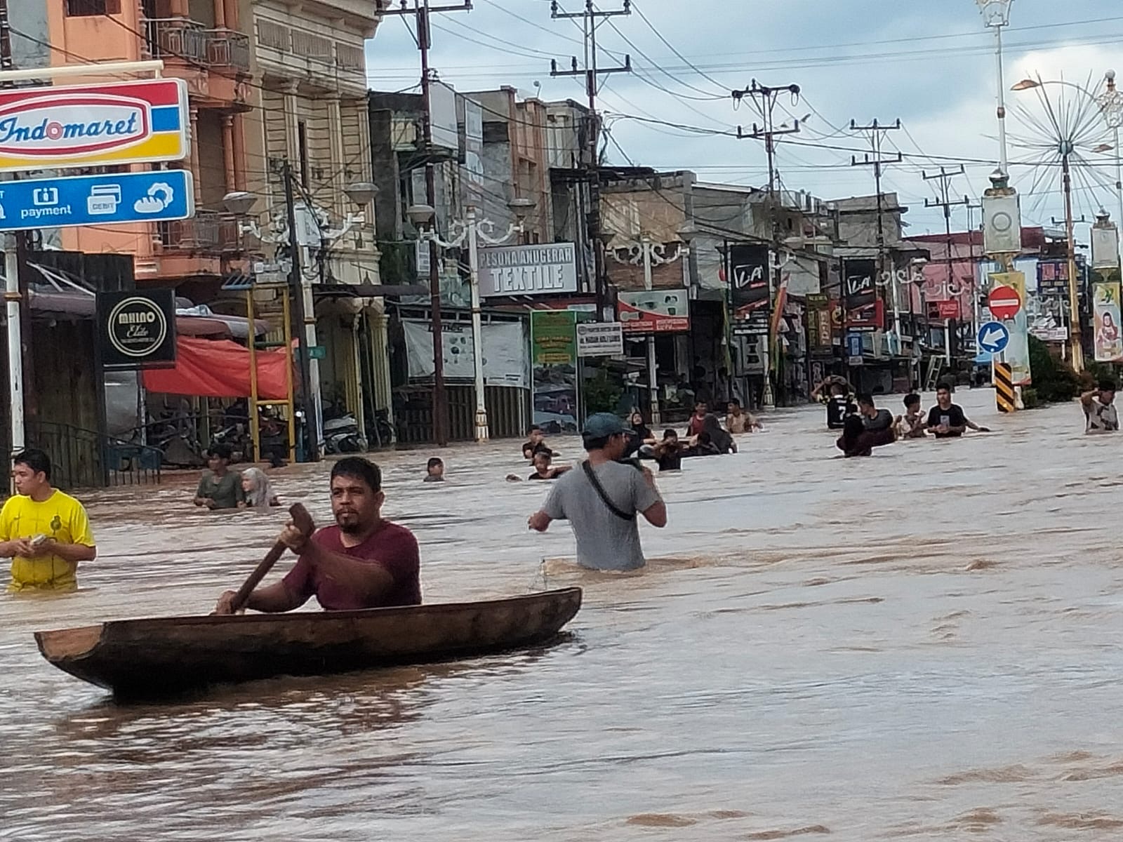 Ruas Jalan Provinsi di jalur dua Tuanku Tambusai di Dusun Nogori, Desa Babussalam, Kecamatan Rambah, Kabupaten Rohul kembali terendam banjir akibat meluapnya Air Sungai Batang Lubuh Pasirpengaraian.