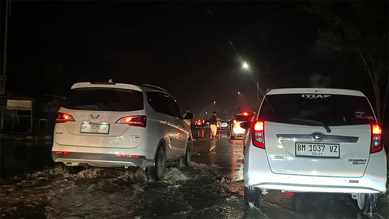 Banjir yang melanda Jalan Sembilang Rumbai membuat pengendara waswas untuk melintas karena airnya yang dalam.