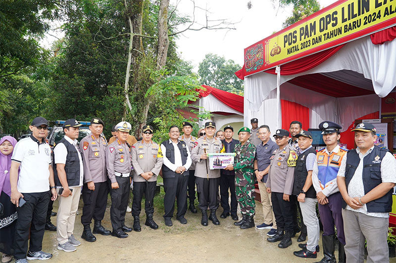 Kapolda Riau Irjen Pol Mohammad Iqbal bersama Pengurus DPD IKAL Lemhanas Riau dan jajaran Polda Riau saat menyerahkan suplemen tambahan kepada Personel Pospam Nataru di Pekanbaru, Ahad (31/12/2023)
