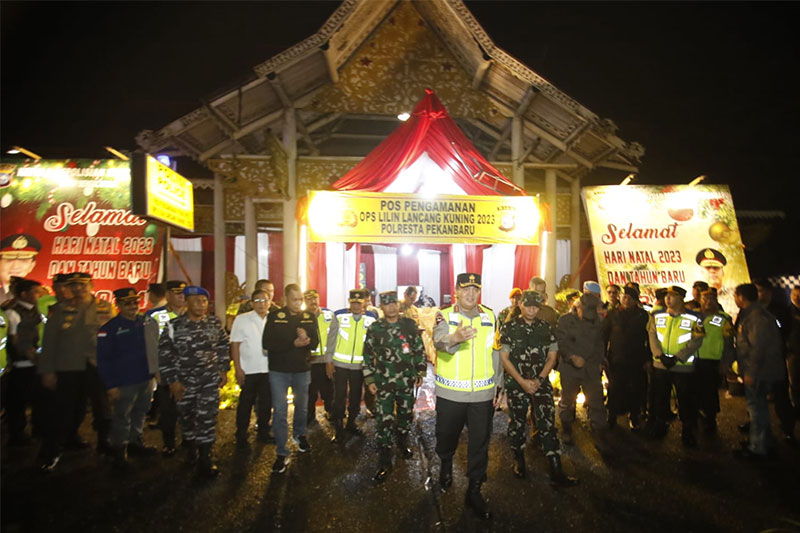 Kapolda Riau Irjen Pol Mohammad Iqbal bersama Forkopimda Riau meninjau Pos Pengamanan OPS Lilin Lancang Kuning 2023 saat jelang malam pergantian tahun 2023 di Purna MTQ , Pekanbaru.