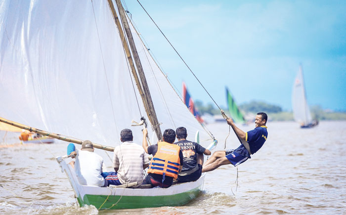Sejumlah peserta tampak kompak mengikuti lomba pacu sampan layar di Desa Bandul, Kecamatan Tasik Putri Puyu,Sabtu (30/12/2023).