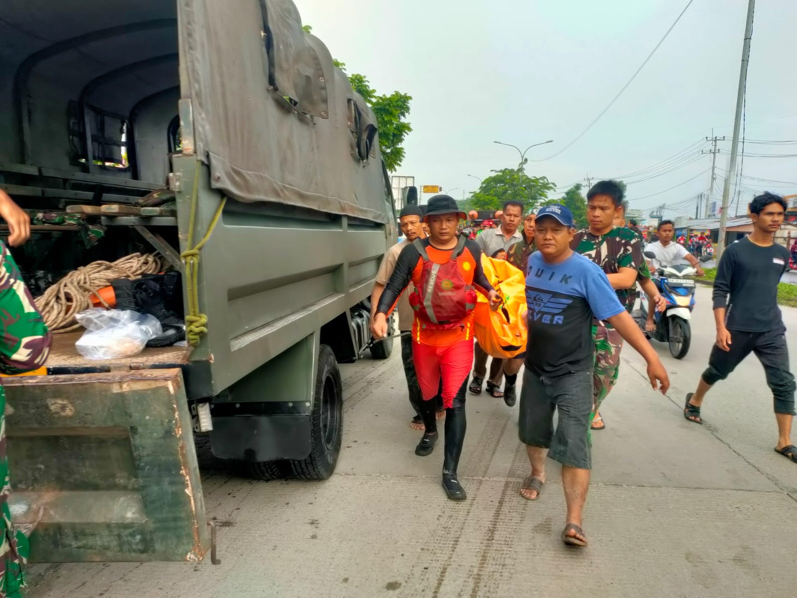 Tim SAR Gabungan melakukan evakuasi jenazah Muhammad Ramadhan Rizki, korban terseret arus anak sungai di Kelurahan Marpoyan Damai, Senin (1/1/2024).