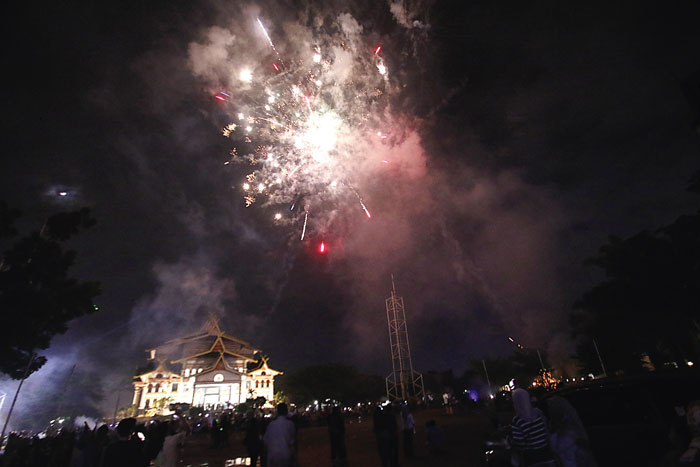 kembang api berwarna-warni saat malam pergantian tahun di atas langit Purna-MTQ.
