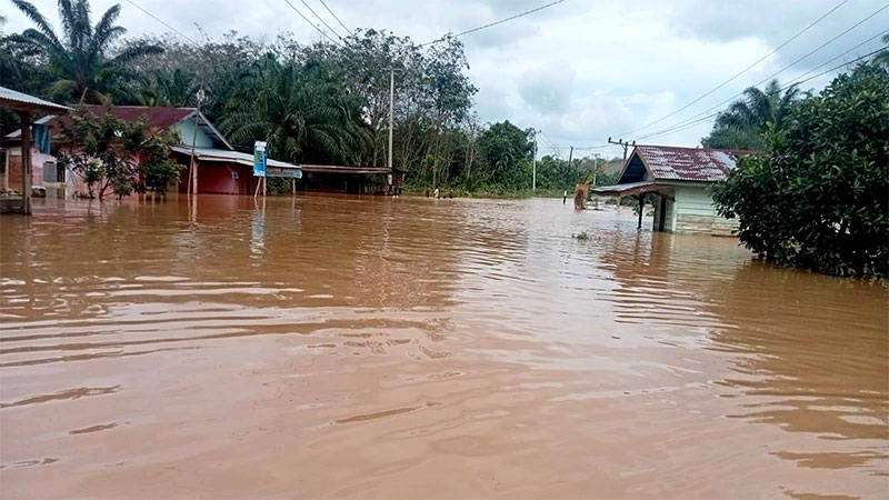 Banjir dari pergeseran luapan air Sungai Batang Lubuh Pasirpengaraian merendam sejumlah titik ruas jalan provinsi Simpang Kumu-Kota Tengah batas Duri, Senin (1/1/2024) petang.