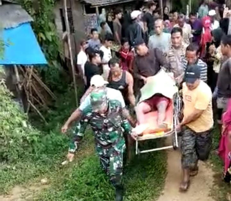 Jajaran Polsek Kampar Kiri dan Babinsa dan tim Basarnas mengevakuasi jenazah korban tenggelam Faniaman Waruwu, Senin (1/1/2024).