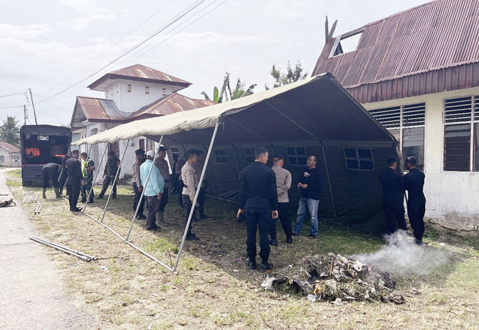 Batalyon B Pelopor Satuan Brimob Polda Riau mendirikan tenda tanggap darurat banjir di Kelurahan Pujud Selatan, Kecamatan Pujud, Kabupaten Rokan Hilir, Senin (1/1/2024).