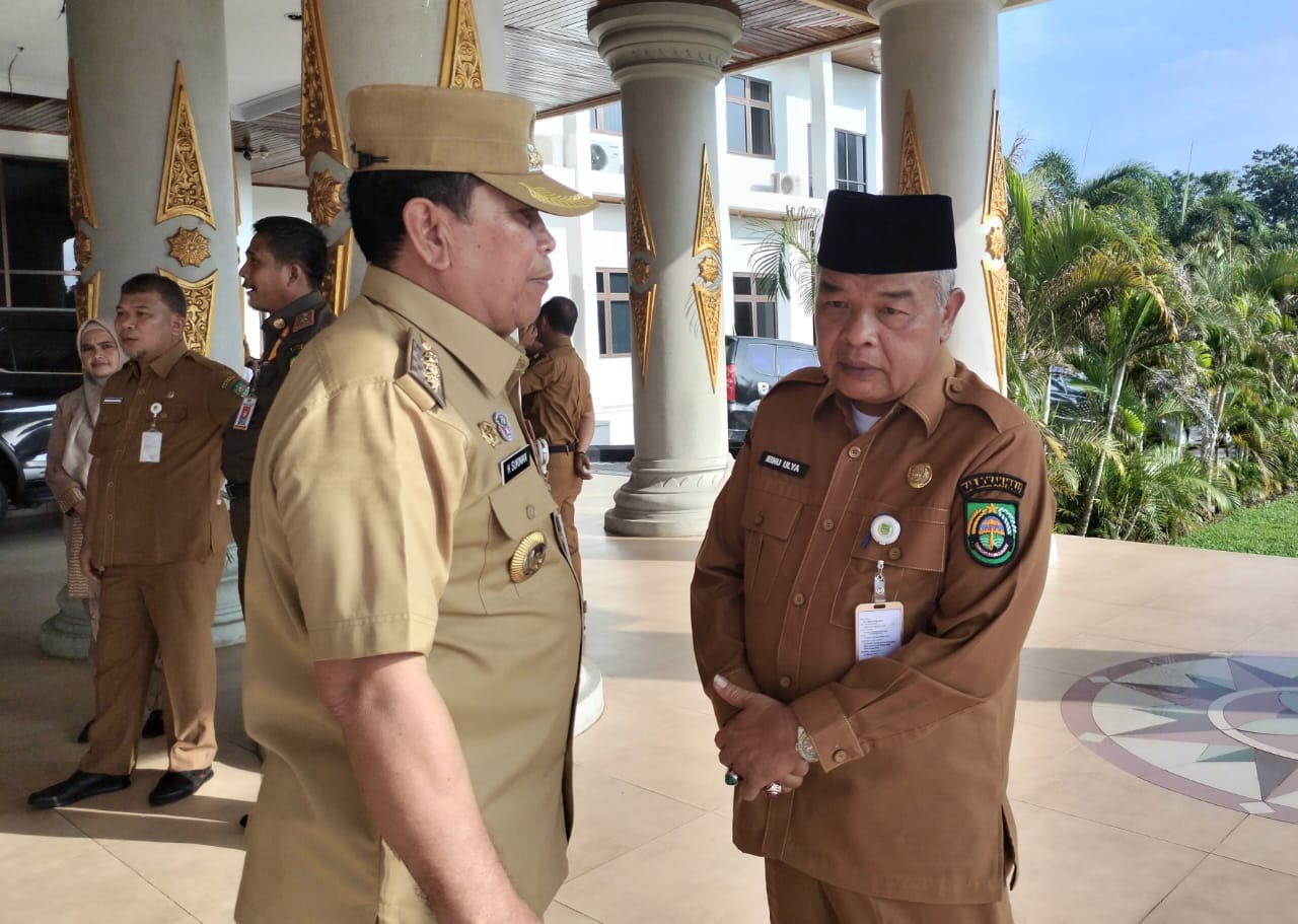 Bupati Rohul H Sukiman terlihat sedang berbincang dengan Asisten II Setda Rohul Drs H Ibnu Ulya MSi setelah diumumksebagai Plh Sekda Rohul, Selasa (2/1/2024).