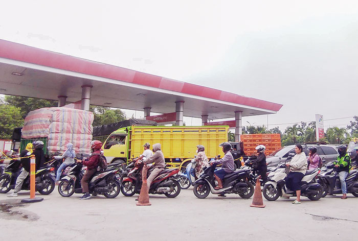 Pengendara roda dua dan empat antre di salah satu SPBU untuk melakukan pengisian BBM, baru-baru ini.