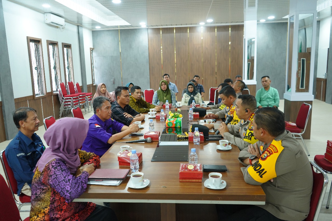 Polresta Pekanbaru saat berdiskusi bersama KPU Kota Pekanbaru di Jalan Parit Indah, Bukitraya, Pekanbaru, Selasa (2/1/2023).