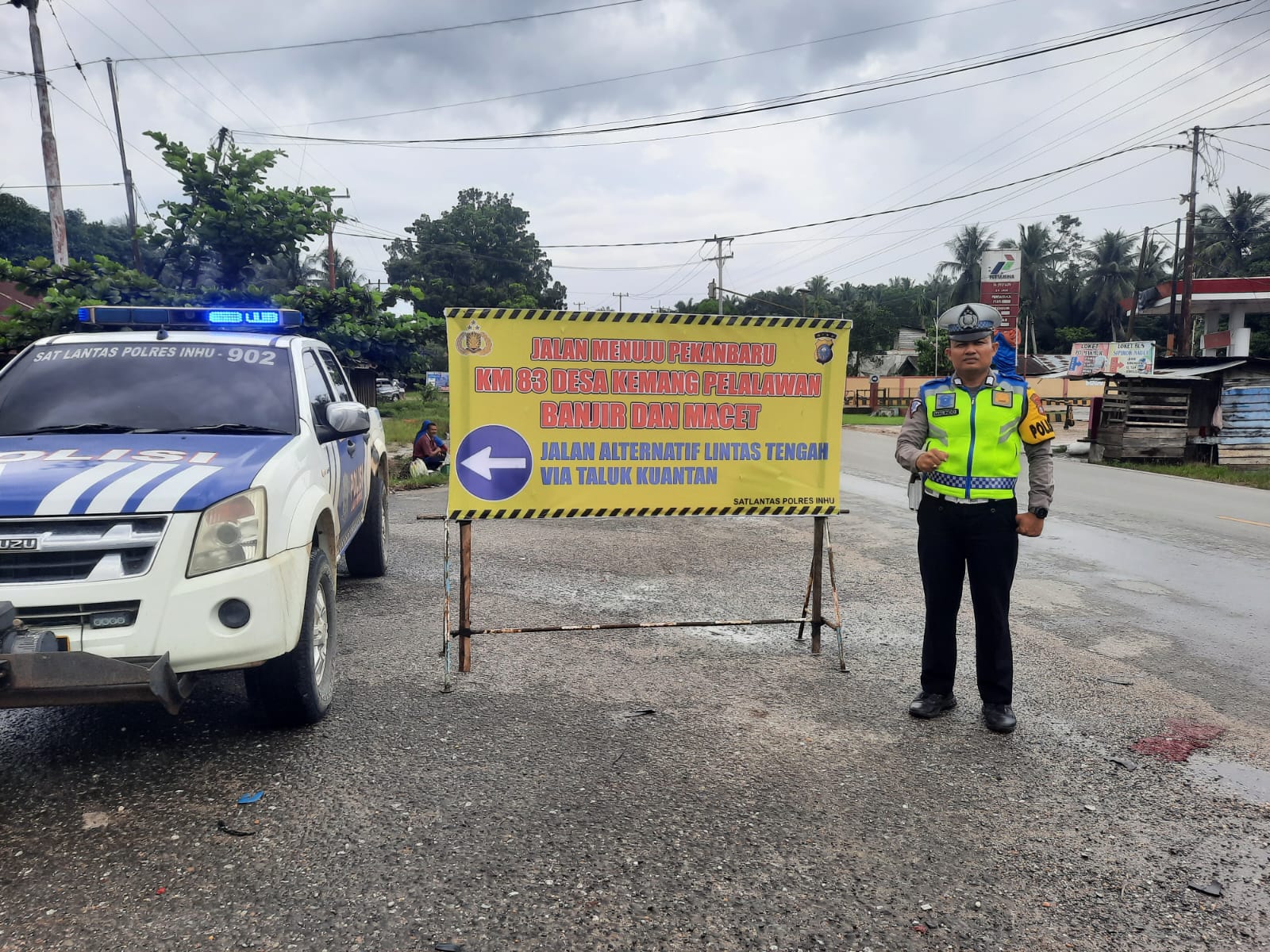 Anggota personel Lirik saat mengarahkan arus kendaraan ke Jalan Lintas Tengah via Teluk Kuantan di Jalan Lintas Timur Simpang Japura Kecamatan Lirik, Selasa (2/1/2024).