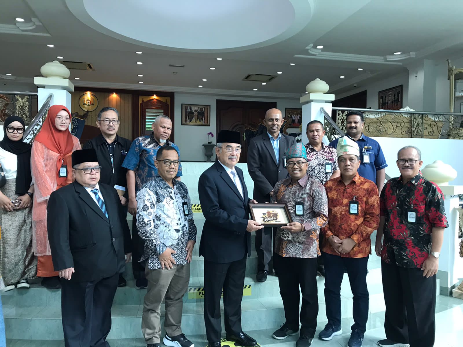 Yang Dipertua Negeri Melaka, Tun Tan Seri Dr Haji Mohd Ali bin Mohd Rustam foto bersama pengurus SPS Riau di Melaka, Malaysia, Selasa (2/1/2024).