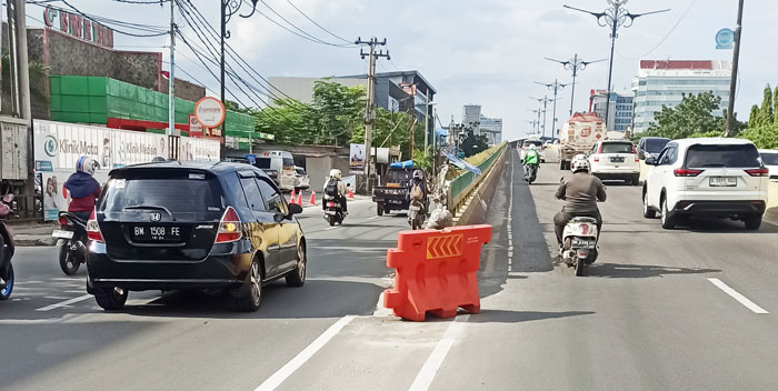 ambu lalu lintas berisi petunjuk boleh dilewati kendaraan roda dua maupun roda empat di flyover Jalan Jenderal Sudirman tepatnya di depan RS Tabrani patah dan belum diperbaiki, Selasa (2/1/2024).
