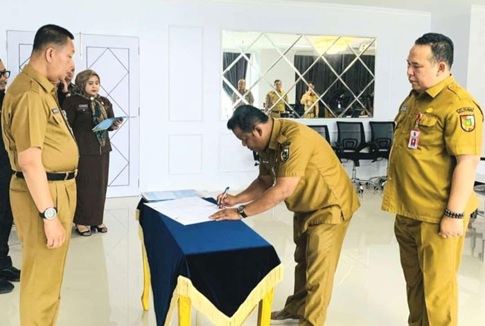 Plt Kadiskes Pekanbaru Arnaldo Eka Putra menandatangani berita acara sertijab Kepala Dinas Kesehatan Pekanbaru disaksikan Sekko Pekanbaru Indra Pomi Nasution (kiri) dan Kadiskes sebelumnya Zaini Rizal