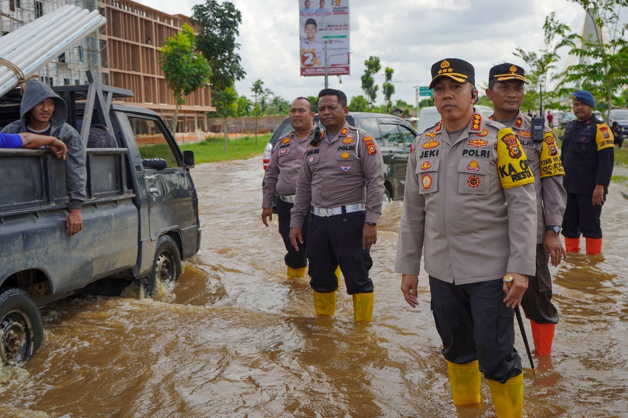 Kapolresta Pekanbaru Kombes Pol Jeki Rahmat Mustika saat meninjau banjir di Jalan Sudirman Ujung, setelah Jembatan Siak IV, Pekanbaru, Rabu (3/1/2023).
