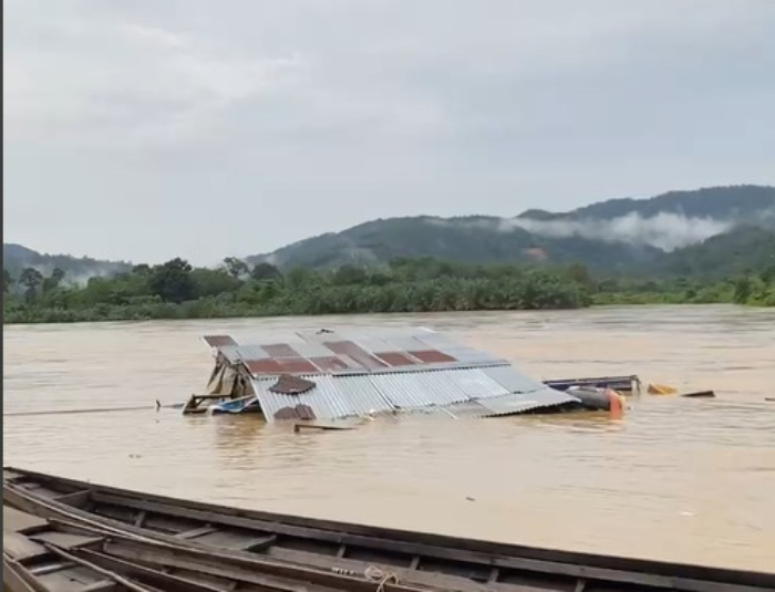 Curah hujan tinggi di hulu Sungai Subayang membuat banjir di Desa Kuntu Kecamatan Kamparkiri, Kabupaten Kampar, Rabu (3/1/2024).