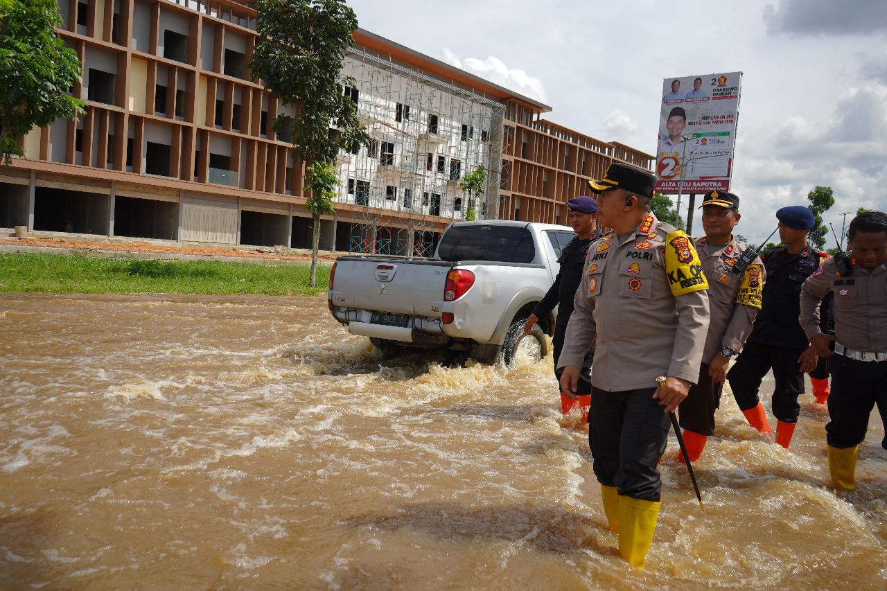 Kapolresta Pekanbaru Kombes Pol Jeki Mustika Rahmat saat turun langsung ke lokasi banjir di Jalan Sudirman Ujung, dekat Jembatan Siak IV, Pekanbaru, Rabu (3/1/2023).