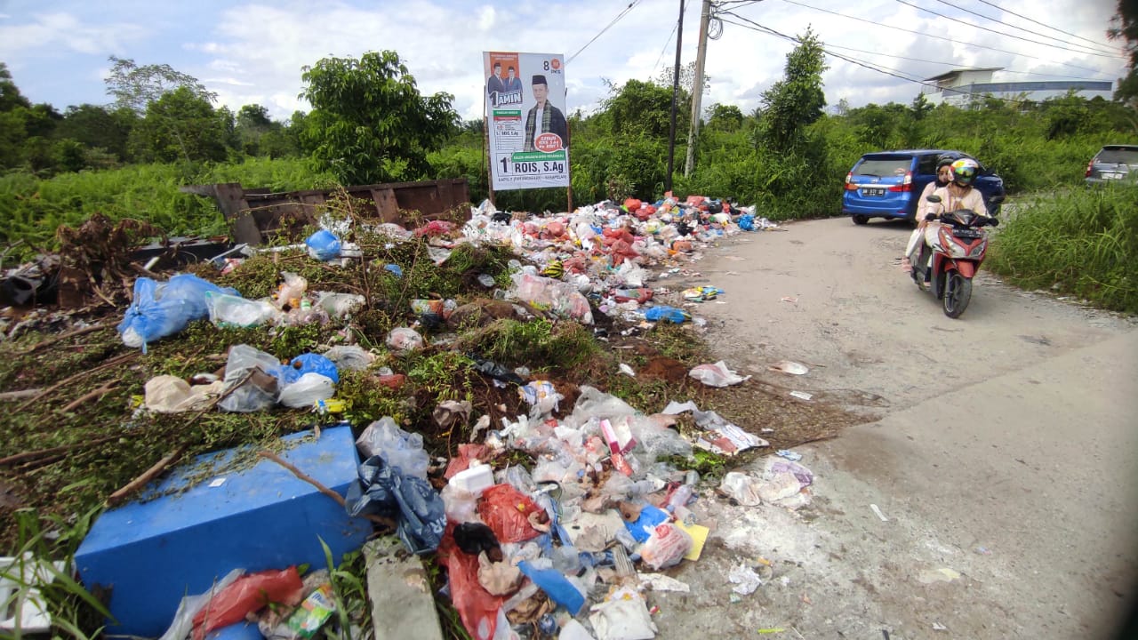 Tumpukan sampah di TPS Jalan Payung Sekaki, Kecamatan Payung Sekaki, Pekanbaru, Selasa (2/1/2024).