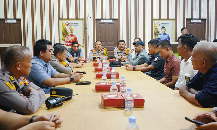 Polresta Pekanbaru saat melaksanakan kunjungan ke Kantor Bawaslu Kota Pekanbaru, Jalan Puyuh, Kecamatan Sukajadi, Pekanbaru, Selasa (2/1/2024).