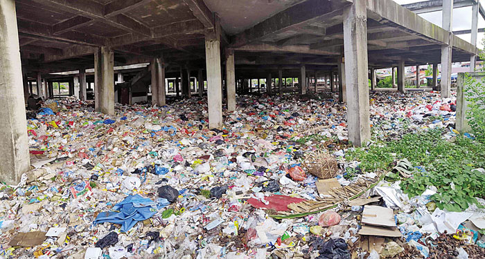 Kondisi sampah yang masih berserakan di kawasan bangunan Pasar Cik Puan  yang terbengkalai di Jalan Tuanku Tambusai, Selasa (2/1/2024).