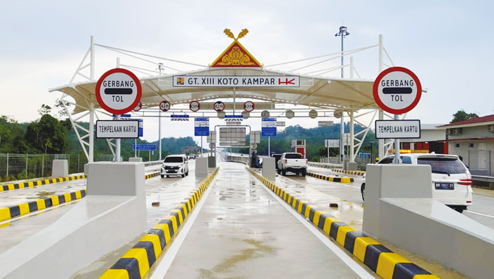 Beberapa kendaraan terlihat melintasi Tol Bangkinang-XIII Koto Kampar saat libur Natal dan Tahun Baru, beberapa hari lalu. Tol ini kembali ditutup untuk umum, Rabu (3/1/2024).