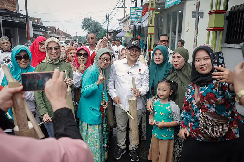 Calon Wakil Presiden nomor urut 1, Muhaimin Iskandar membunyikan kentongan atau patrol bersama warga Desa Dadaprejo, Batu, Malang, Jawa Timur, Ahad (31/12/2023).