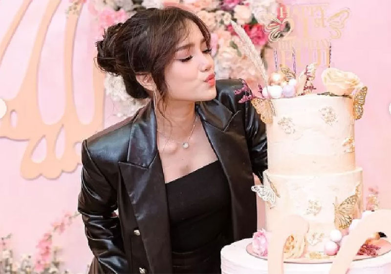 Pada momen ulang tahun yang ke-21, Fuji mendapatkan hadiah uang dari dr. Oky Pratama, pemilik Bening&rsquo;s, sebesar Rp 100 juta.