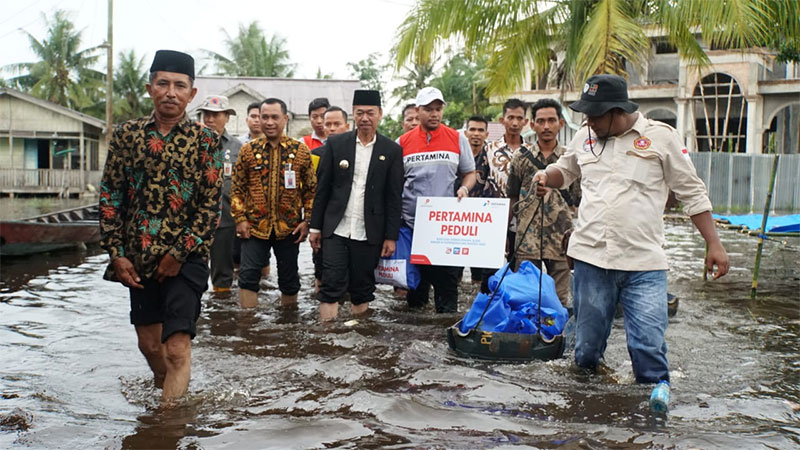 Pihak PHE Siak bersama Bupati Rohil Afrizal Sintong SIP MSi saat meninjau dan menyerahkan bantuan bagi warga terdampak banjir di Rantau Bais. Kamis (4/1/2024).
