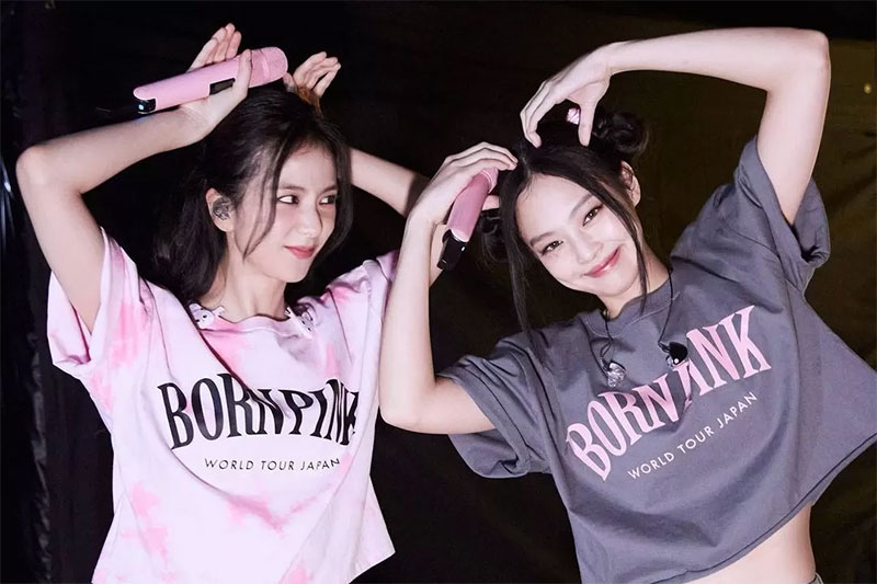 Penyanyi Jisoo dan Jennie dari girl group K-Pop BLACKPINK.