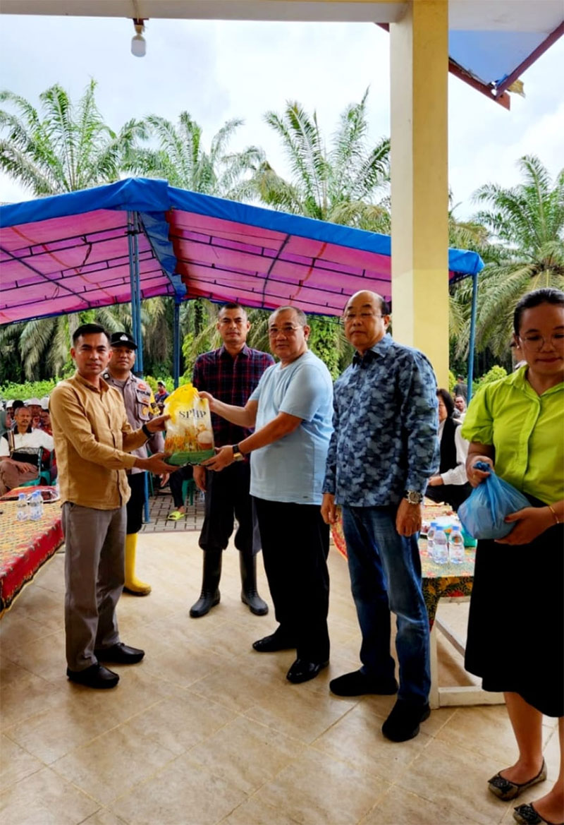 Komisaris Utama PT Riau Anugerah Sentosa Deddy Handoko Alimin didampingi Direktur Operasional PT RAS Piter Junaidi, menyerahkan bantuan banjir secara simbolis kepada Kepala Desa Sontang.