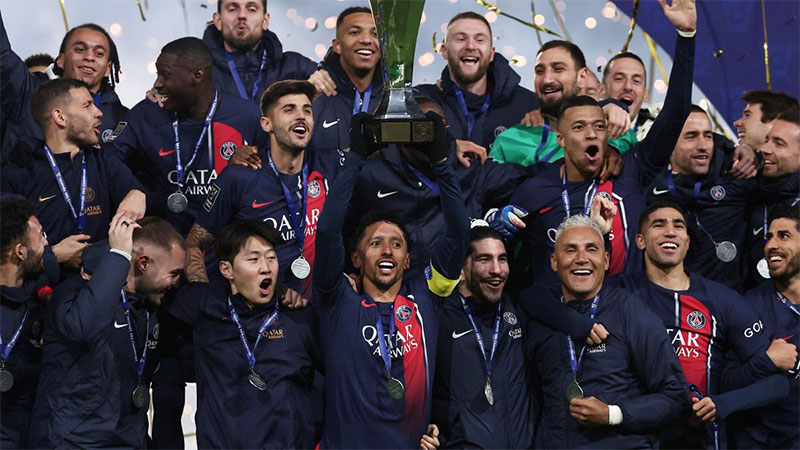 Pemain PSG merayakan keberhasilan menjuarai Piala Super Pranis setelah mengalahkan Toulouse 2-0.