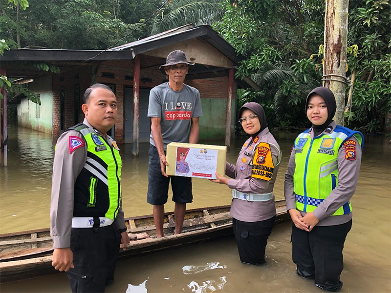 Kasat Lantas Polres Kampar, AKP Viola Dwi Anggreni memberikan bantuan sembako kepada masyarakat terdampak banjir, Kamis (4/1/2024).