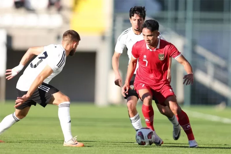 Geladang Timnas Indonesia, Marselino Ferdinan (kanan) mencoba melewati pemain Libya dalam laga uji coba di Antalya, Turki jelang Piala Asia 2023 di Qatar.