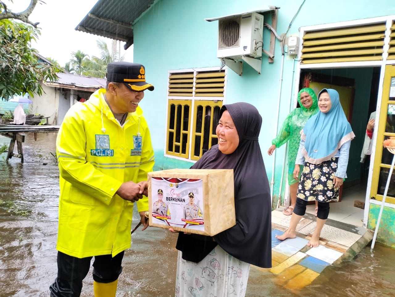 Kapolresta Pekanbaru Kombes Pol Jeki memberikan bantuan sembako kepada masyarakat yang terkena bencana banjir, Sabtu (6/1/2024).