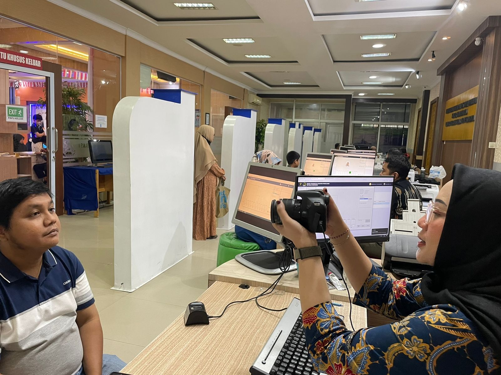 Petugas Imigrasi melayani pemohon pembuatan paspor di Kantor Imigrasi Kelas I TPI Pekanbaru pada Sabtu (6/1/2024).